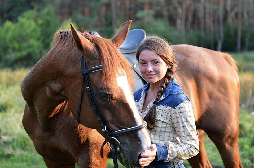 Mädchen und Pferd im Wald