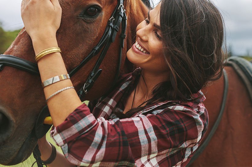 Mädchen streichelt Pferd